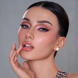 میکاپ دخترانه صورتی در سالن زیبایی شاپرک نقره ای