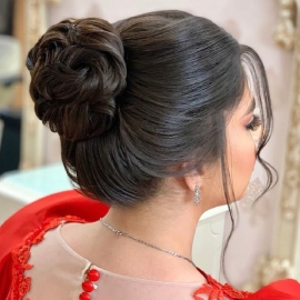 شنیون گوجه ای خواهر عروس در سالن زیبایی صورتی