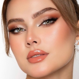 میکاپ عروسکی در سالن زیبایی صورتی
