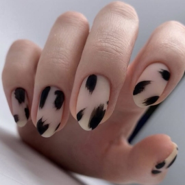 طراحی ناخن ژورنالی در سالن زیبایی صورتی