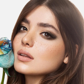 میکاپ دخترانه زیبا در سالن زیبایی کندی