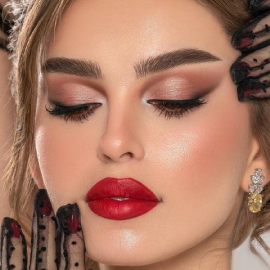 میکاپ عربی با رژ قرمز در سالن زیبایی هناس