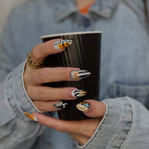 طراحی زیبا ناخن سالن زیبایی گیسیا