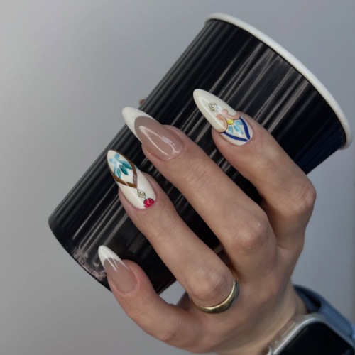 طراحی ناخن زیبا سالن زیبایی مرجان رضالو